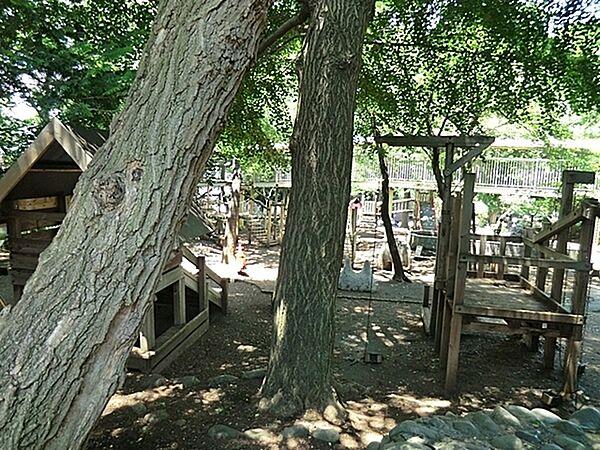 【周辺】まこと幼稚園まで675m、昭和28年創立。大きな木々と四季折々の自然に恵まれた環境です。