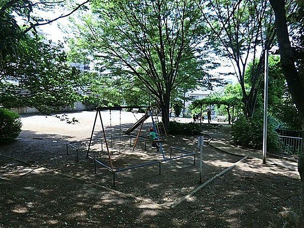 【周辺】箕輪町諏訪下第二公園まで1235m、園内にはすべり台とブランコ、砂場といった遊具があり、小さな子どもを遊ばせるのに適している。