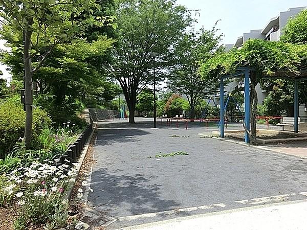 【周辺】餅井坂公園まで414m、ブランコや鉄棒、広場があります。