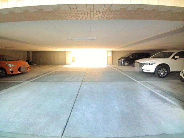 【駐車場】外観:平置きできる敷地内駐車場でございます。