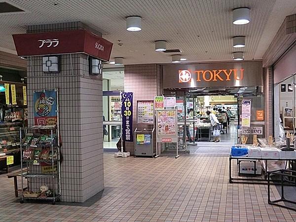 【周辺】東急ストア杉田店まで8m、杉田駅直結「プララ杉田」の1階にあるスーパーです