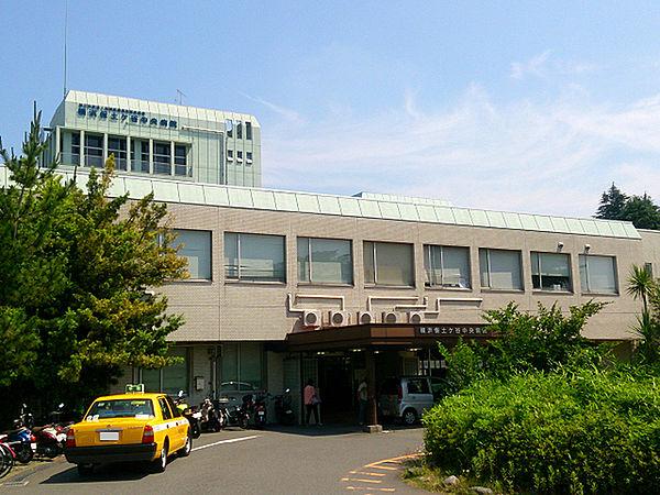 【周辺】横浜保土ケ谷中央病院まで2096m、以前は「船員病院」という名称でした。上星川駅が最寄駅になりますが、横浜駅からもバスでアクセスできます。