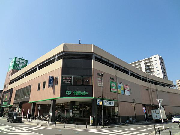 【周辺】サミットストア藤沢駅北口店まで1015m、藤沢駅北側にあるスーパーの中では一番大きく、駐車場もあります。夜22：45まで営業しています。