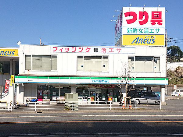 【周辺】ファミリーマート横浜本牧店まで708m、間門交差点の角にあるコンビニです