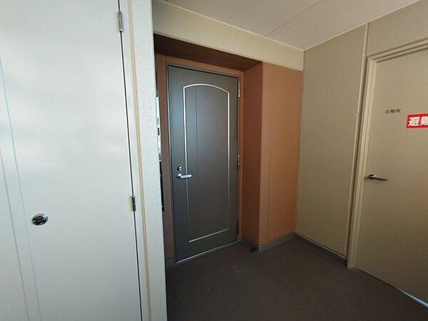 【エントランス】玄関は内廊下になっておりますのでホテルライクでラグジュアリーな雰囲気を感じます。