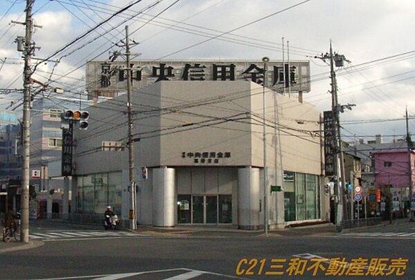 【周辺】京都中央信用金庫葛野支店まで590m、営業時間：9：00～15：00 定休日：土日