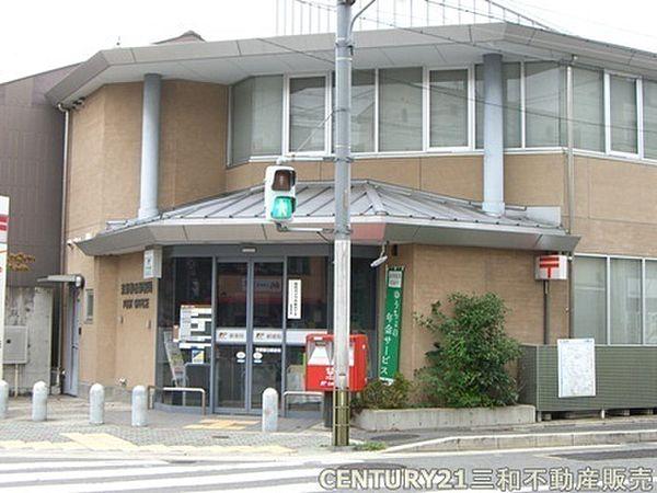 【周辺】京都春日郵便局まで1316m、営業時間：9：00～17：00　定休日：土日