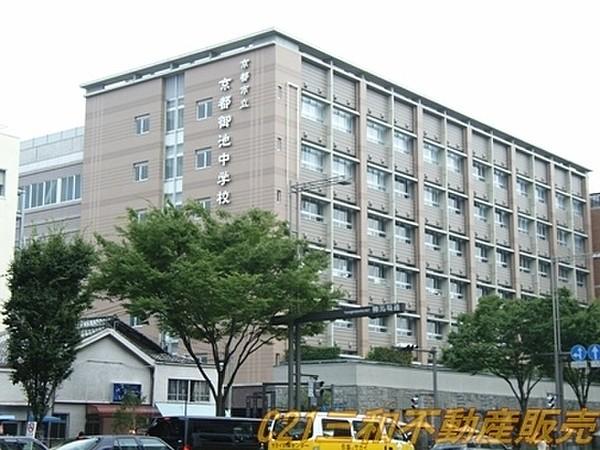 【周辺】京都市立京都御池中学校まで651m