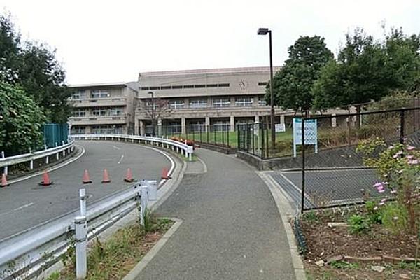【周辺】横浜市立中山中学校まで666m