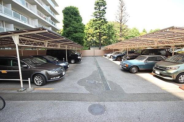 【駐車場】平置きの駐車スペースが嬉しいです。大きめのお車をお持ちの方も、難なくお停め頂けます。※空き状況は都度ご確認下さい。