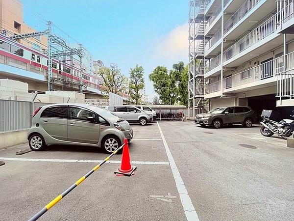 【駐車場】駐車場があるため車通勤の方にも安心なマンションです。