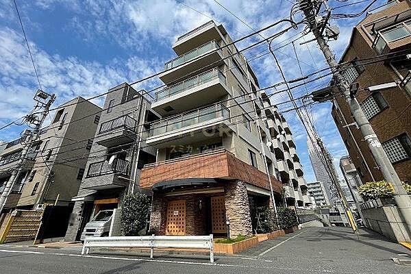 【外観】建物外観／渋谷区代々木アドレス、交通アクセスが良く利便性高い立地ながら明治神宮にほど近い緑豊かな住環境です。
