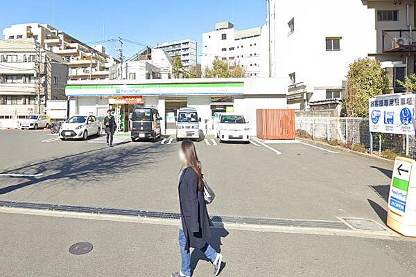 【周辺】ファミリーマート品川平塚店まで160m、第二京浜沿いにあります。駐車場が大きく車での利用が便利です。