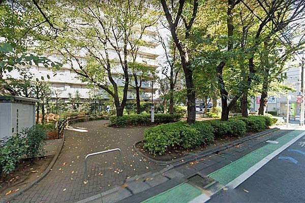 【周辺】烏山下宿広場まで10m、本マンション南側に隣接する公園