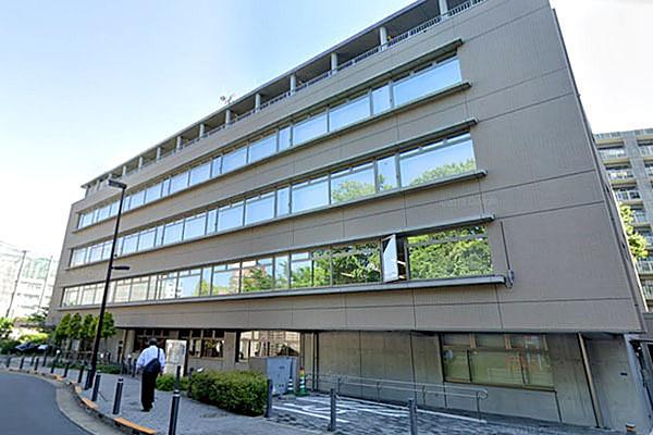 【周辺】渋谷区立中央図書館まで750m、原宿外苑緑道沿い、東郷神社が向かい側にあります。