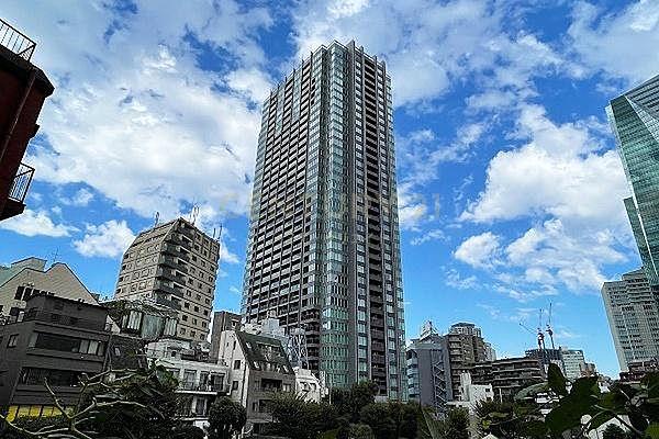 【外観】建物外観（2022.10撮影）／THE ROPPONGI TOKYO、「六本木」駅徒歩3分など複数路線が利用できます。六本木通り沿いの制震タワーレジデンス