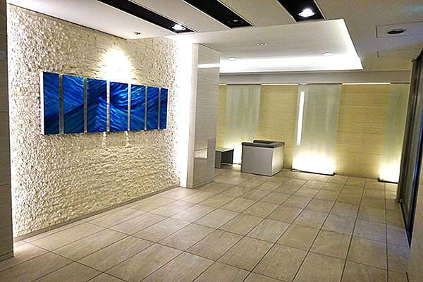 【エントランス】エントランスロビー／オシャレなデザインの共用部分、共用廊下はホテルライクなタイルカーペット敷きの内廊下を採用