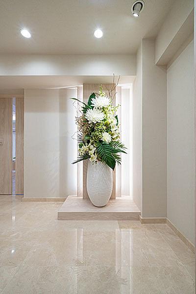 【エントランス】玄関ホール／玄関廊下の床には大理石を使用、高級感のある広い玄関ホールに仕上がっています。正面には照明付きのディスプレイスペースがあり季節の花や絵画等を飾ることができます。