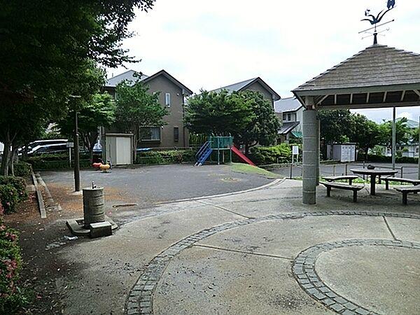 【周辺】仲町台ひぐらし公園まで502m、高台にある住宅街に囲まれた公園。あずまやがあります。