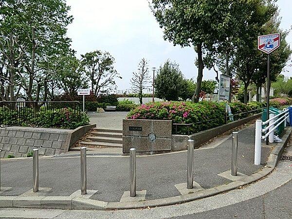 【周辺】三ッ沢上町公園まで263m、神奈川スポーツセンターに隣接した小さな公園。園内の階段を下りていくと、視界が広がるポイントがあり、夜景が望めます。