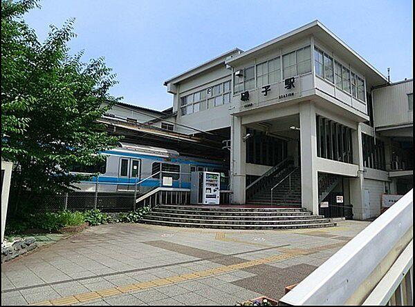 【周辺】磯子駅(JR 根岸線)まで1426m、磯子駅発の京浜東北線もあり、朝の通勤では座れるためとても便利な駅です。