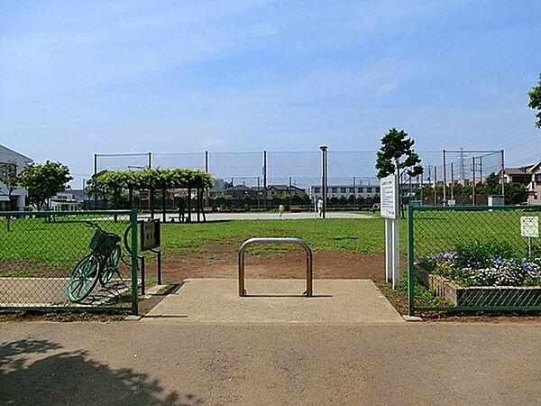 【周辺】矢端公園まで1417m、矢端公園は藤沢市にある住宅街の、子どもが走り回れる広さの公園です。公園の設備には水飲み・手洗いがあります。
