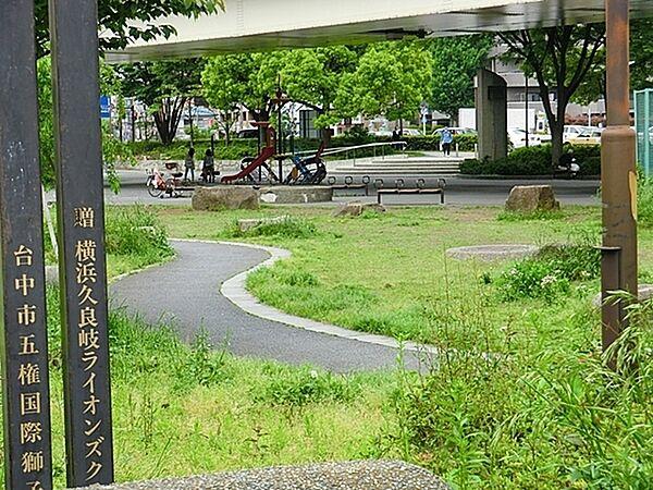 【周辺】阪東橋公園まで355m、ベンチが多くちょっとした休憩に使う方が多いです。