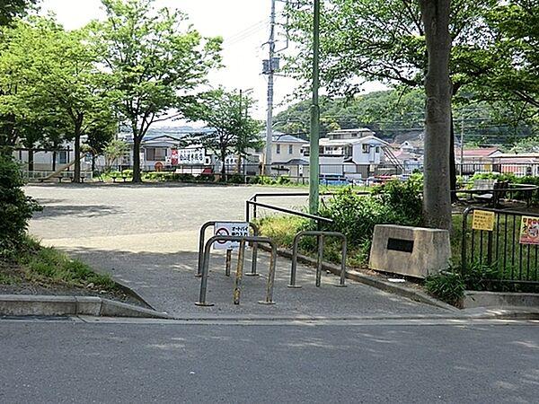 【周辺】白山道公園まで975m、白山道公園は横浜市金沢区にある住宅街の十分な広さの公園です。公園の設備には水飲み・手洗い場があります。