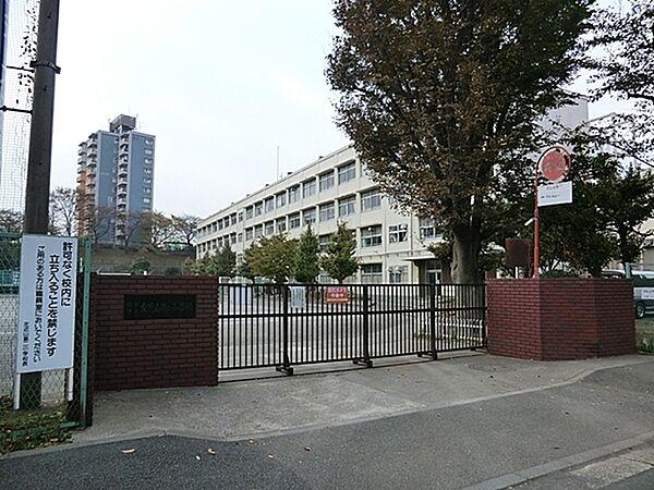 【周辺】横浜市立左近山小学校まで700m、「夢中がいっぱい左近山の子」～つながる学び（知）・つながる仲間（徳/体）・つながる地域・未来(公/開)～