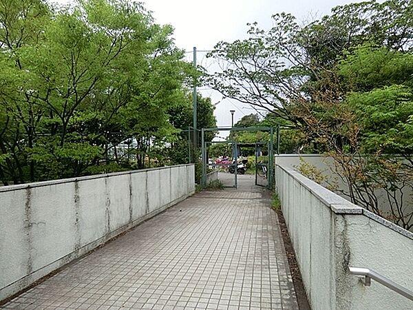 【周辺】小港南公園まで1012m、最寄駅は、JR山手駅徒歩31分　最寄のバス停は、船員センター前徒歩5分　東京ドーム約0.2個分の小規模な公園です。
