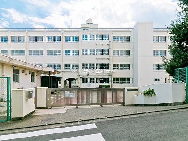【周辺】横浜市立南希望が丘中学校まで1500m、8つの運動部と3つの文化部があります。生徒のほとんどが部活動に所属し、毎日熱心に活動に取り組んでいます。