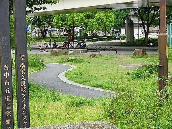 【周辺】阪東橋公園まで451m、ベンチが多くちょっとした休憩に使う方が多いです。