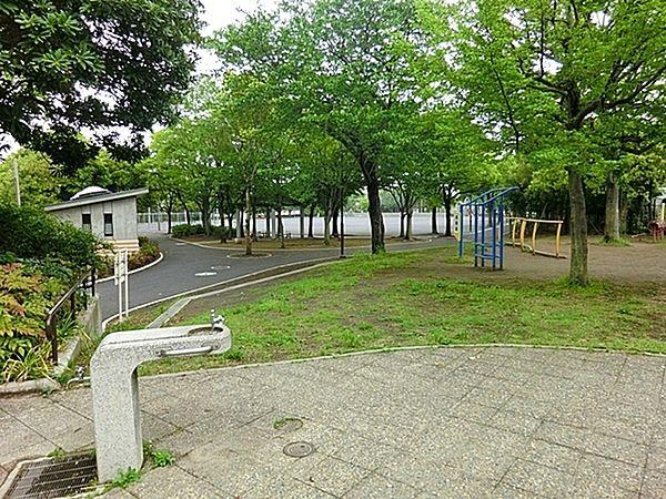 【周辺】永田みなみ台公園まで992m、公園の中にはログハウスや屋外遊具の大小滑り台、健康遊具もあり老若男女訪れる公園です。