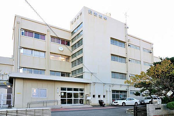 【周辺】横浜市立日吉台中学校まで725m、横浜市港北区北部に位置する住宅地である日吉にある中学校である。横浜市で2番目にグラウンドが広い中学校。