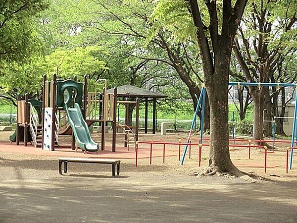 【周辺】佐江戸公園まで1528m、あおむしのような形をしたスプリング遊具などがあります。砂場やブランコ、健康遊具、スポーツグランドもあります。