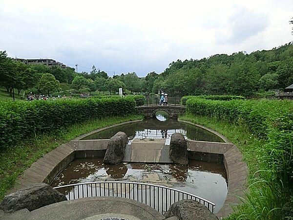【周辺】徳生公園まで1169m、高層住宅群の中心にある大きな池のある公園。季節の野鳥・草花を眺めながら、変化に富む風景を 楽しみながら散策できます。