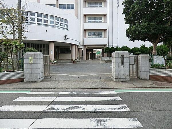 【周辺】横浜市立六浦中学校まで630m、学校教育目標：自ら学び粘り強く学習する態度を育て、基礎学力の定着を目指します。