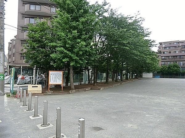 【周辺】市場旧東海道公園まで552m、「市場旧東海道公園」。名前の通りすぐ南東側には、旧東海道が通る。この公園には遊具などはないが、広々とした開放感のある広場