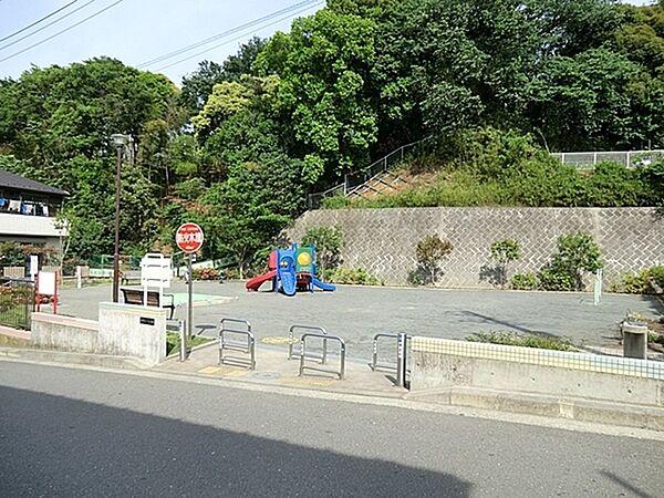 【周辺】駒岡堂ノ前公園まで698m、駒岡堂ノ前古墳に隣接する小さな公園。小さなお子様が遊ぶのにちょうどよいカラフルな滑り台や鉄棒があります。