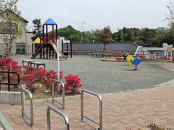【周辺】菅田廻三戸公園まで329m、住宅街の十分な広さの公園です。公園の設備には水飲み・手洗い場があります。