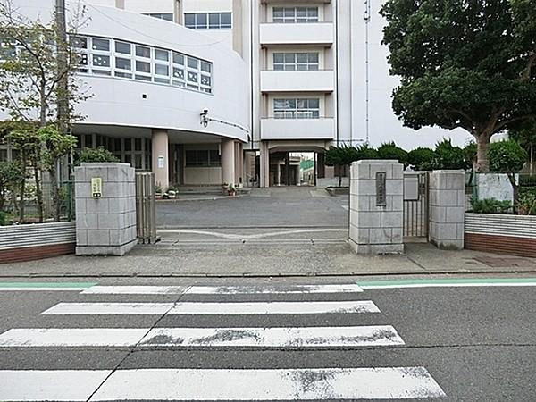 【周辺】横浜市立六浦中学校まで756m、学校教育目標：自ら学び粘り強く学習する態度を育て、基礎学力の定着を目指します。