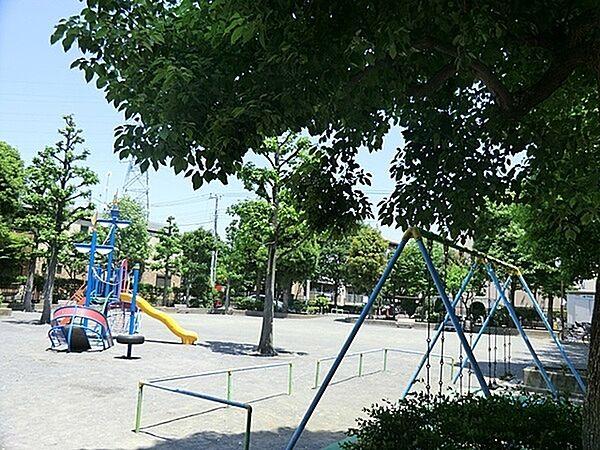 【周辺】小倉下町公園まで652m、住宅街の十分な広さの公園です。ブランコ・滑り台などの遊具があり、ベビーカーで入れますので、小さなお子様も楽しめます。