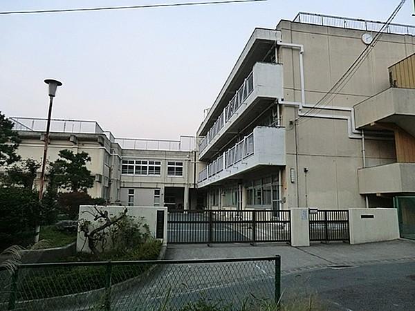 【周辺】横浜市立岡津中学校まで1146m、小中学校間の連携を深める、義務教育9年間の学習指導と生活指導の円滑な接続が図れるよう中学校区を基本として推進しています。