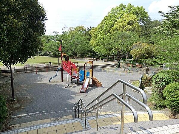 【周辺】白根公園まで1369m、白根公園の一角に流れる白糸の滝は横浜市内でも珍しい自然の滝　古くからの景観を保ちながらひっそりとたたずんでいます