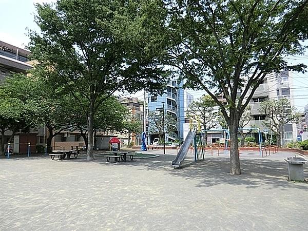 【周辺】新田間公園まで943m、新田間川にかかる岡野橋前にある公園。見通しが良い公園で、いつも、多くの人たちでにぎわっています。