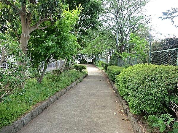 【周辺】釜台公園まで482m、住宅街の子どもが走り回れる広さの公園