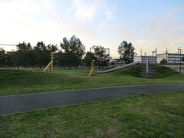 【周辺】新鶴見公園まで619m、横須賀線の線路沿いにある公園。SL型遊具や滑り台などの遊具、運動広場、郷土資料館の四季の郷があります。