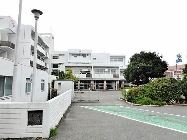 【周辺】横浜市立栗田谷中学校まで612m、校章は栗の葉とペンを組み合わせたもので、栗の葉は栗田谷の地を表わし、ペンは学問・文化を象徴している。