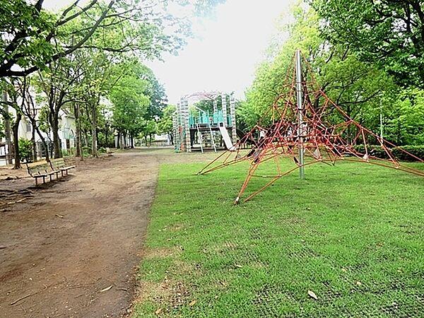 【周辺】泉田向公園まで814m、荏田西小学校の近くにある公園です。放課後になるとたくさんの子どもでにぎわいます。