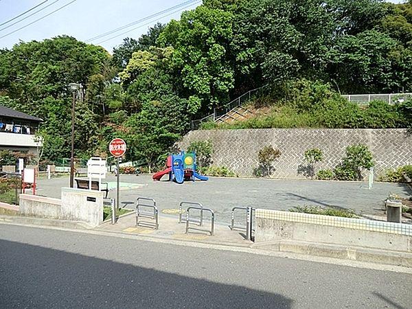 【周辺】駒岡堂ノ前公園まで832m、駒岡堂ノ前古墳に隣接する小さな公園。小さなお子様が遊ぶのにちょうどよいカラフルな滑り台や鉄棒があります。